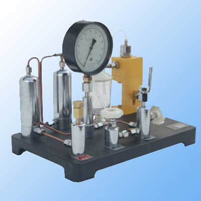 Oil-blocking pressure gauge calibrator